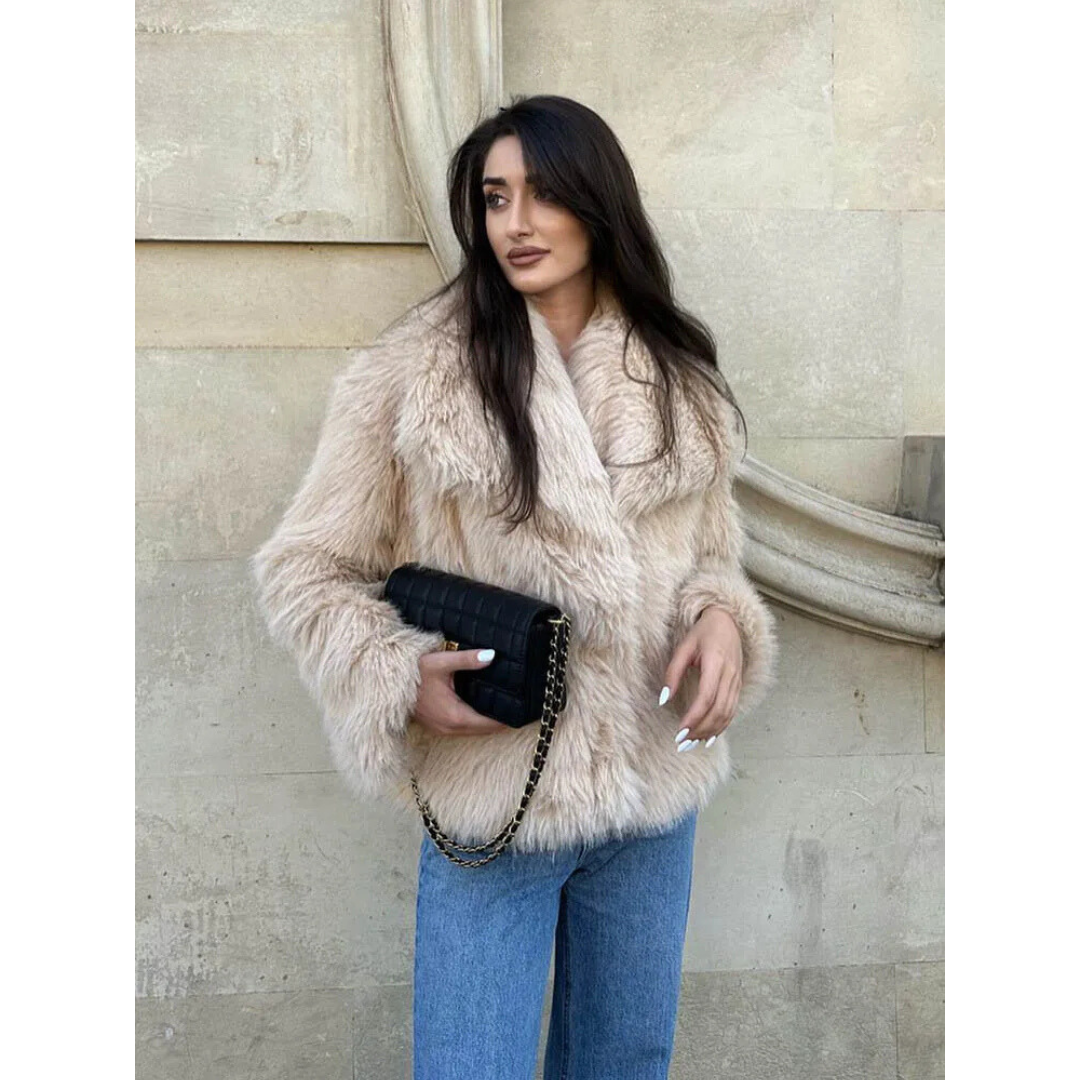 Adél | Elegáns plüss kis kabát hasfedéssel